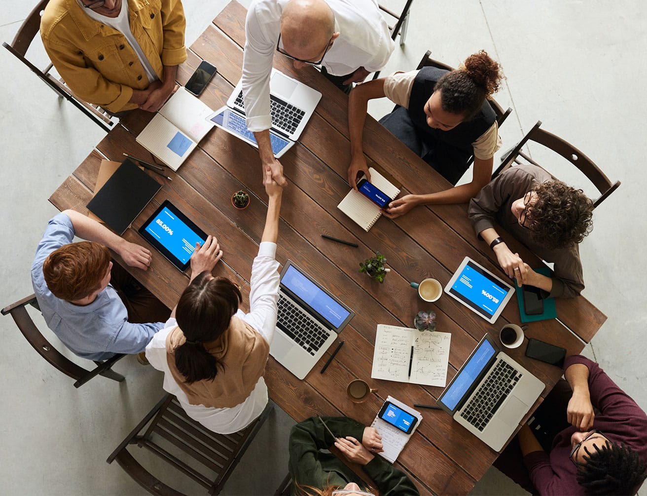 Grup de persoane stă la o masă de întâlnire RISE – Rețeaua Română a Economiei Sociale