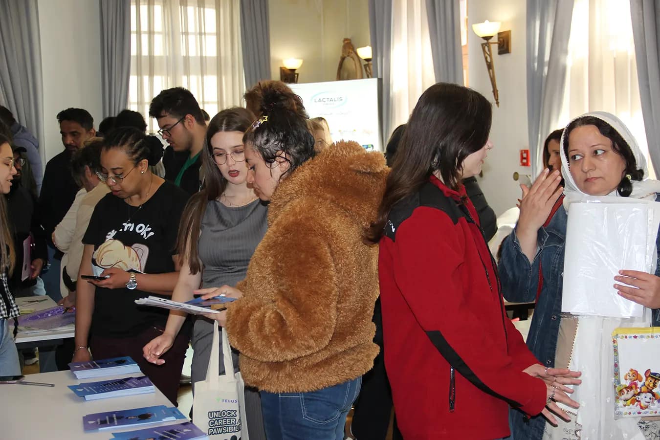Participanți la Târgul de Joburi pentru un Viitor Incluziv organizat de Ateliere Fără Frontiere în București