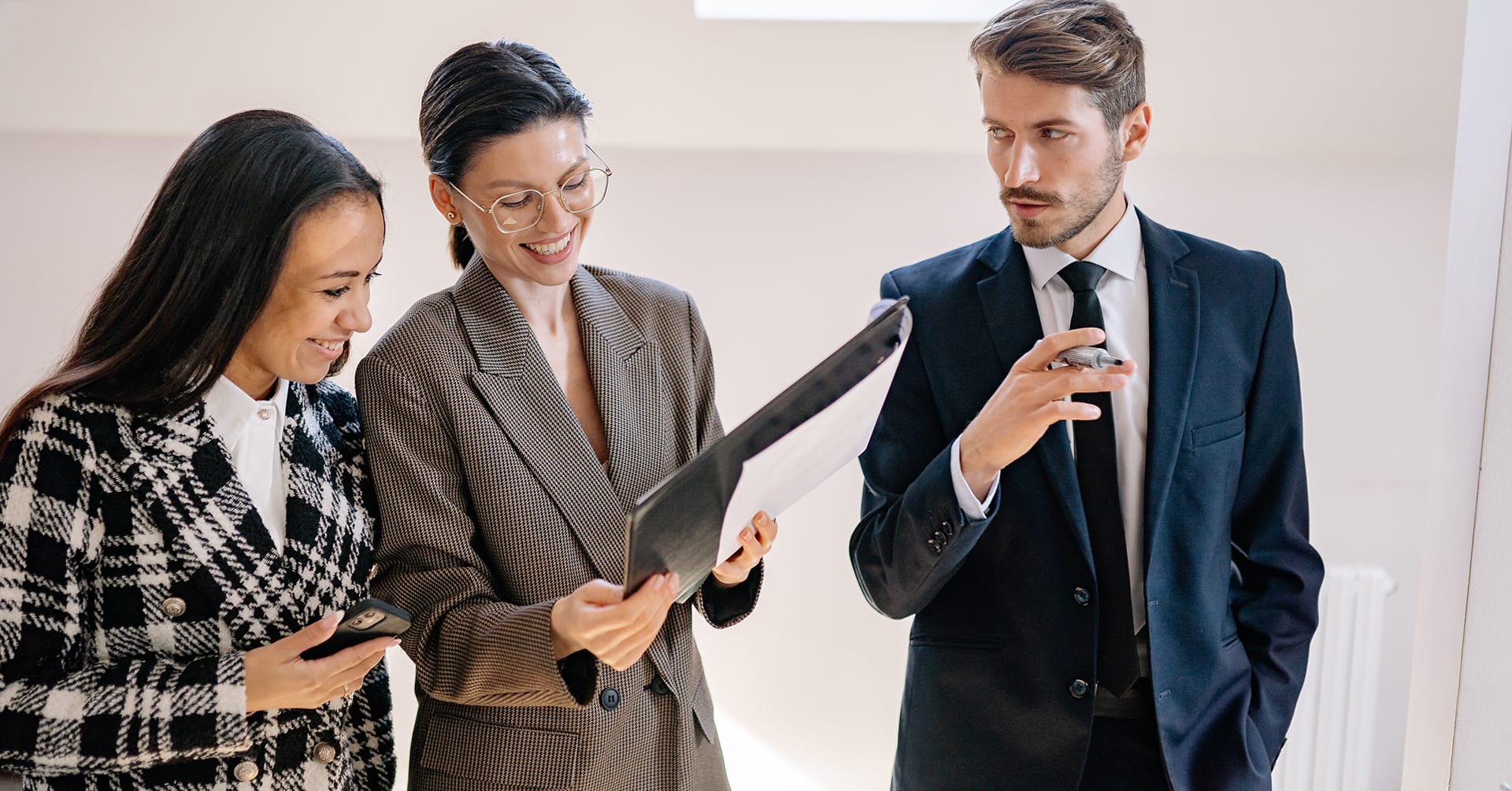 Trei persoane stau în picioare, angajate într-o conversație Rețeaua este deschisă tuturor celor care activează